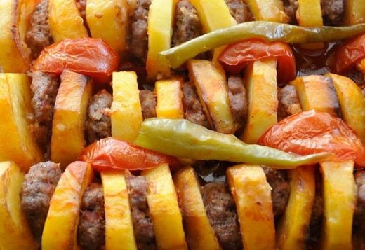 Fırında Köfte Patates Kızartması Tarifi ve Malzemeleri